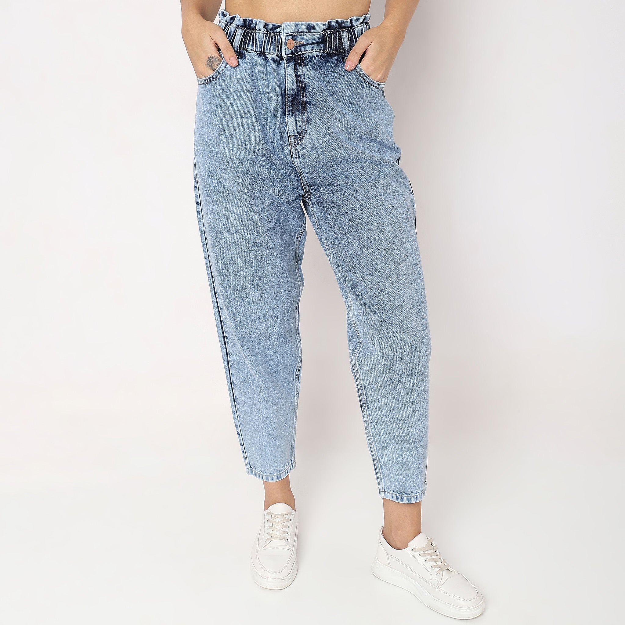 Women Wearing Slouch Fit Solid High Rise Jean