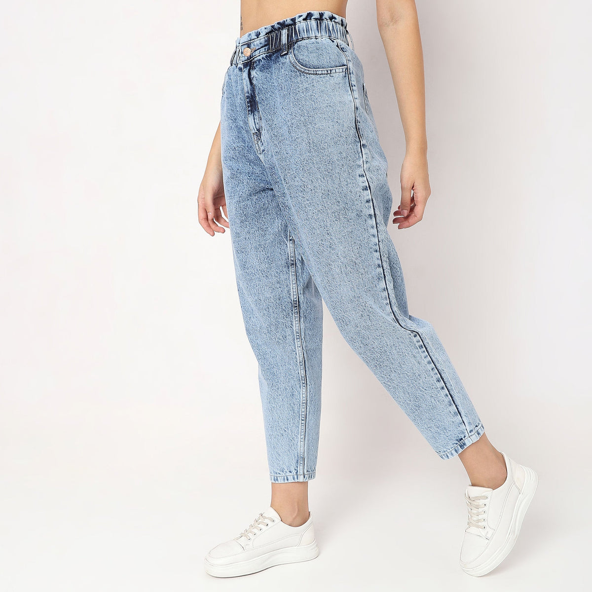 Women Wearing Slouch Fit Solid High Rise Jean