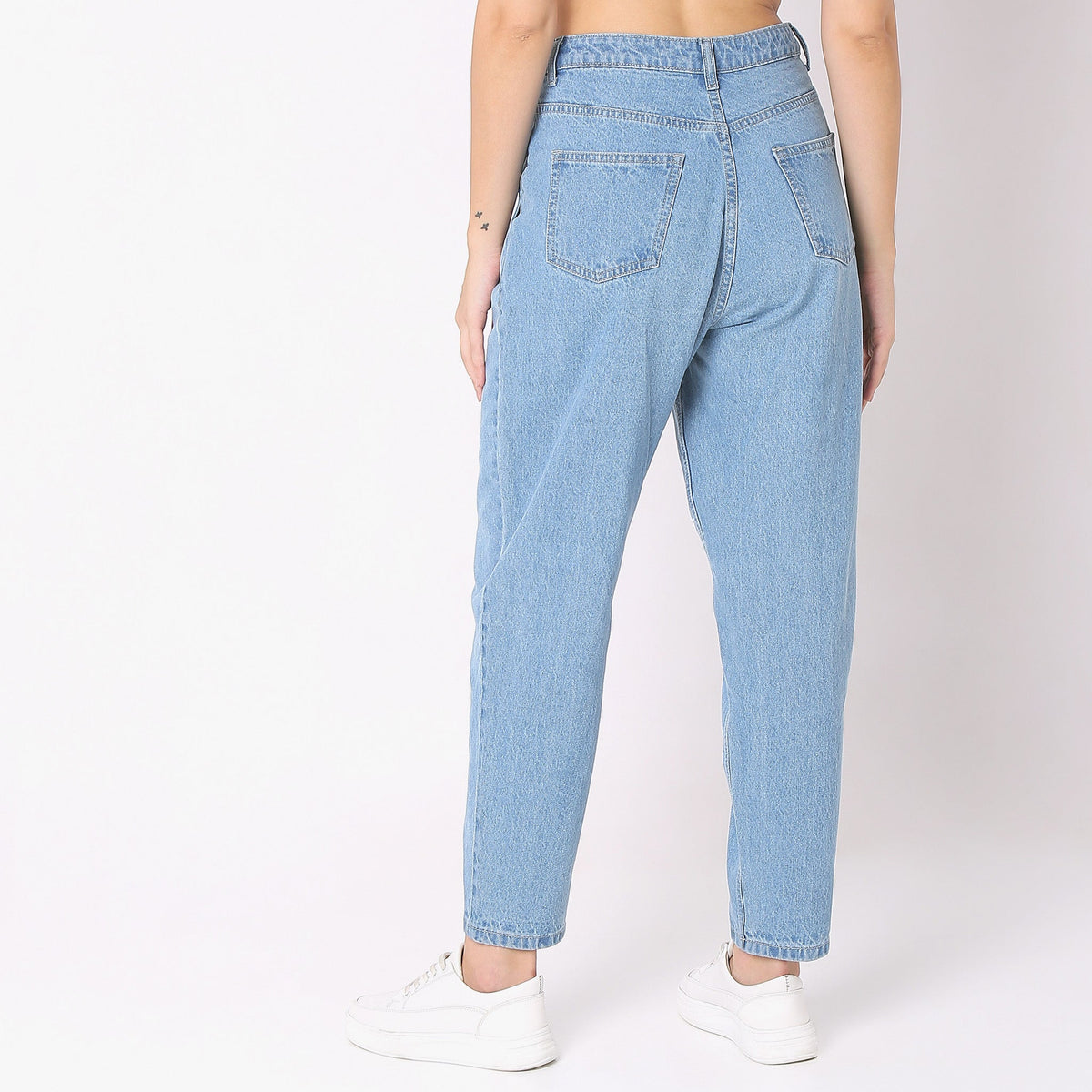 Women Wearing Slouch Fit Solid High Rise Jean