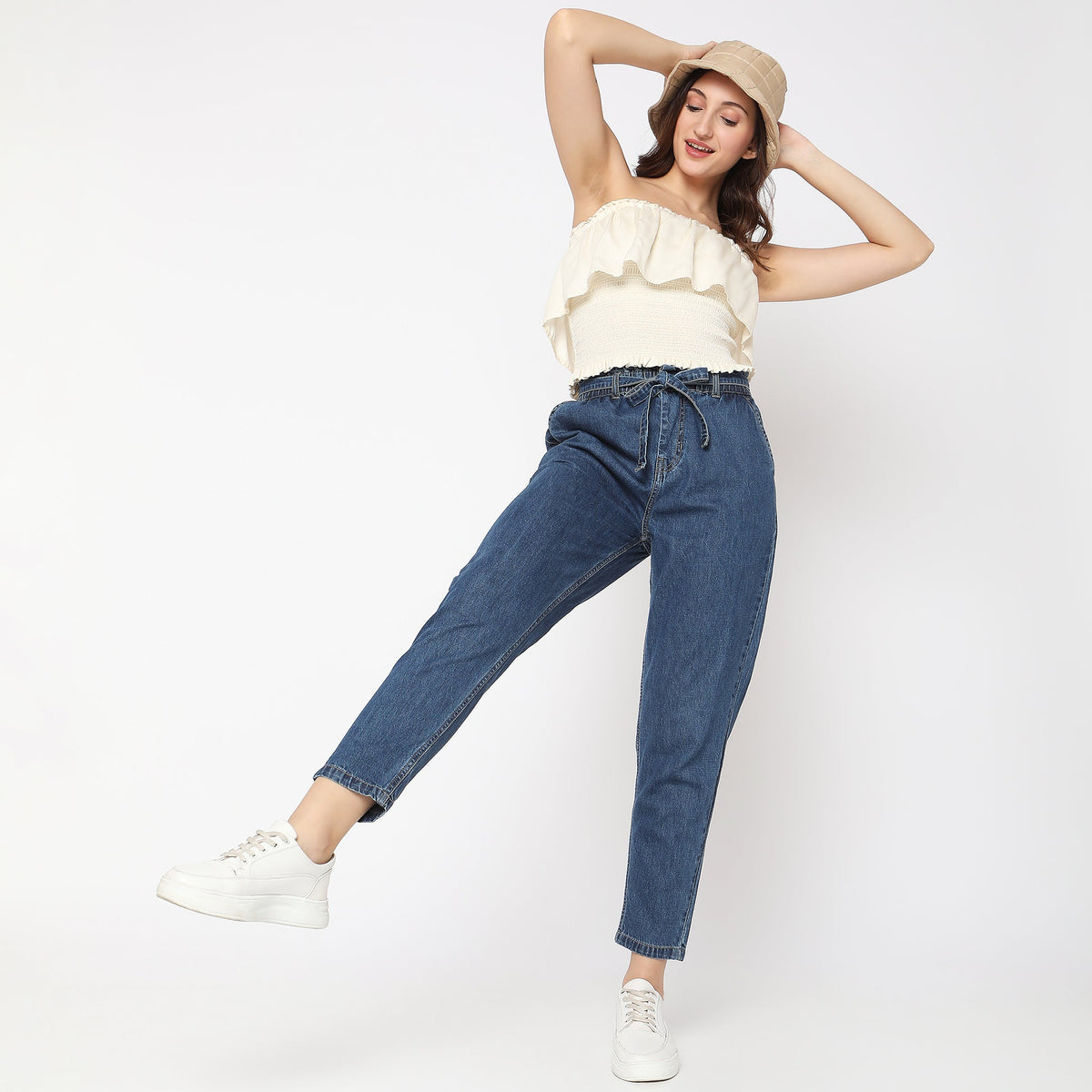 Women Wearing Regular Fit Solid High Rise Jean