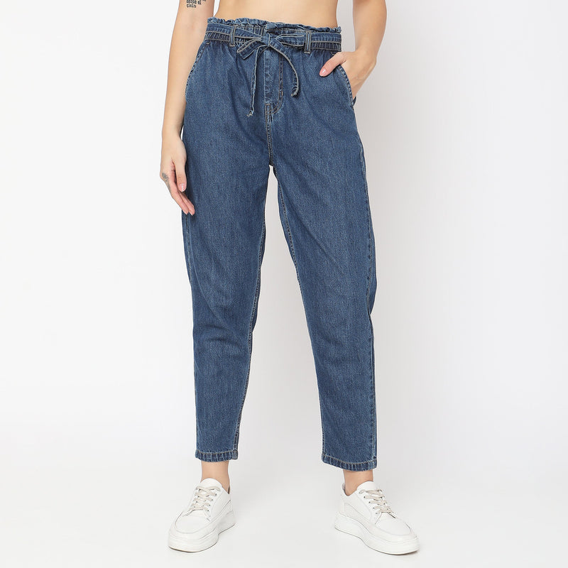 Women Wearing Regular Fit Solid High Rise Jean