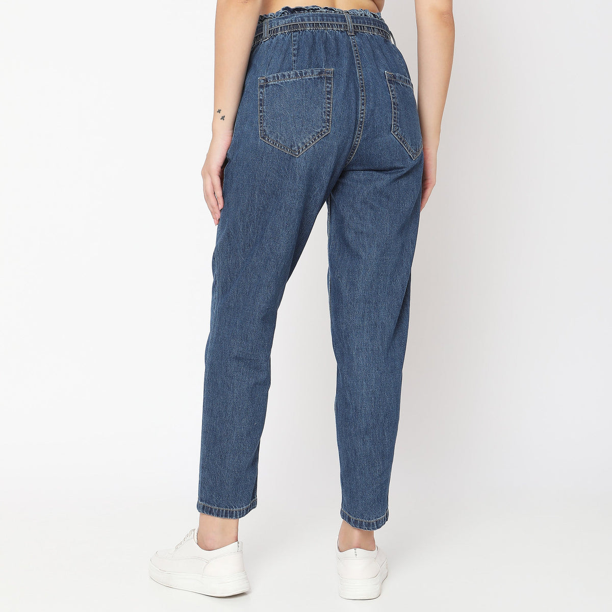 Women Wearing Regular Fit Solid High Rise Jean