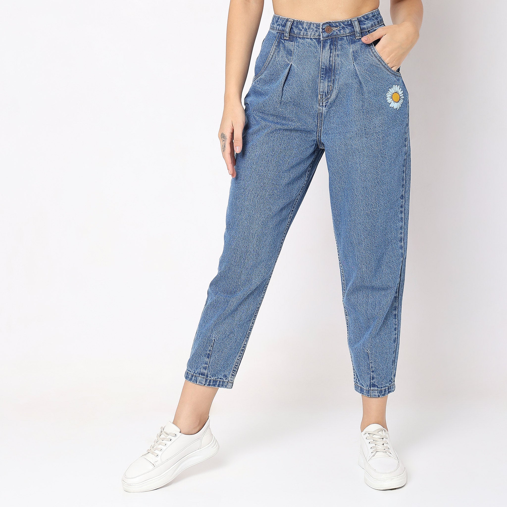 Women Wearing Slouch Fit Solid High Rise Jean