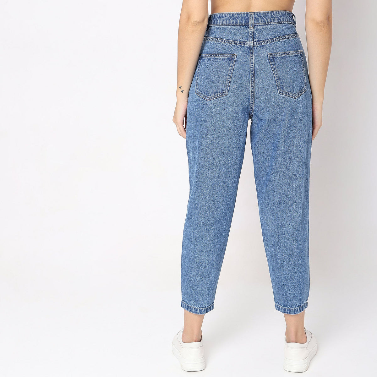 Women Wearing Slouch Fit Solid High Rise Jean