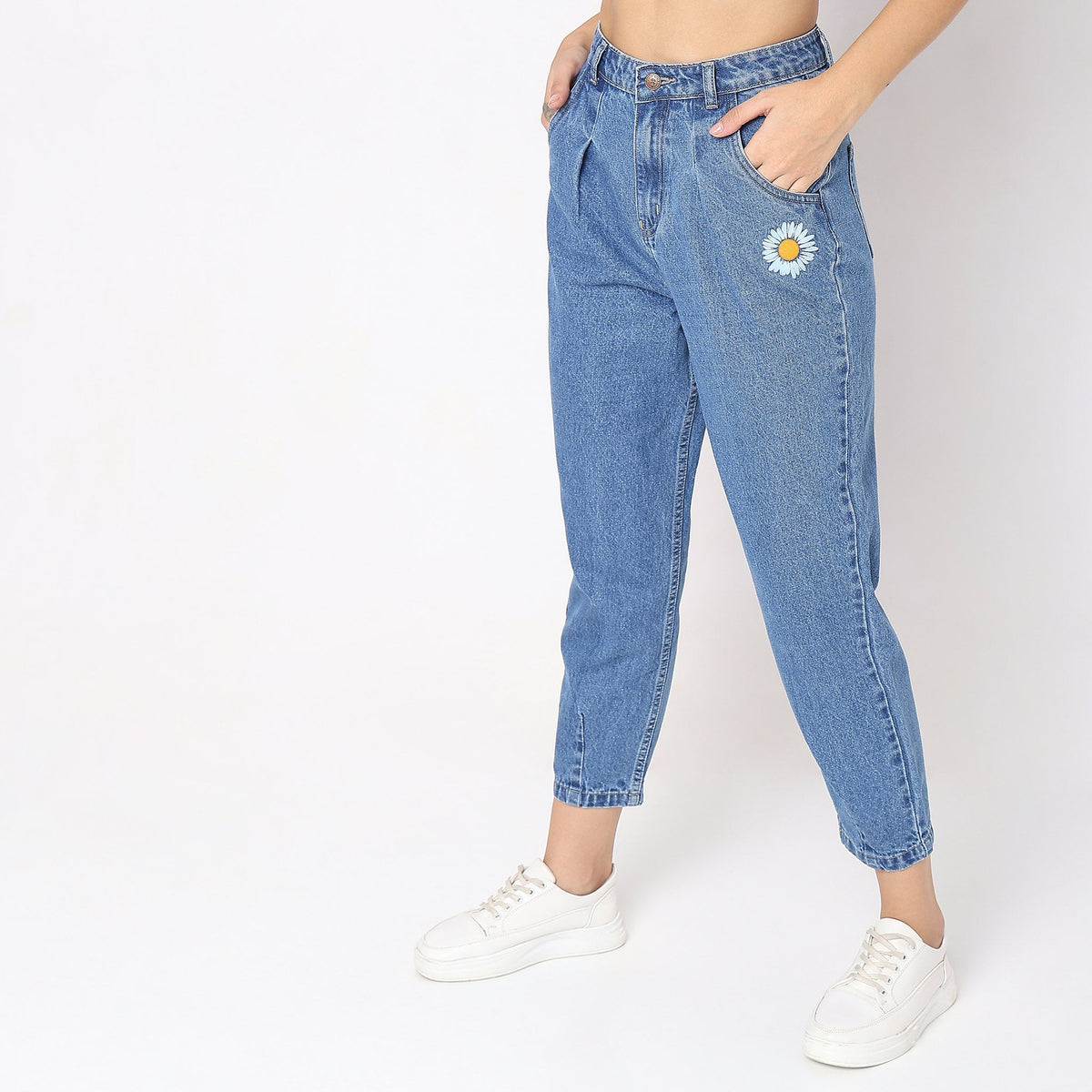 Women Wearing Slouch Fit Solid High Rise Jean