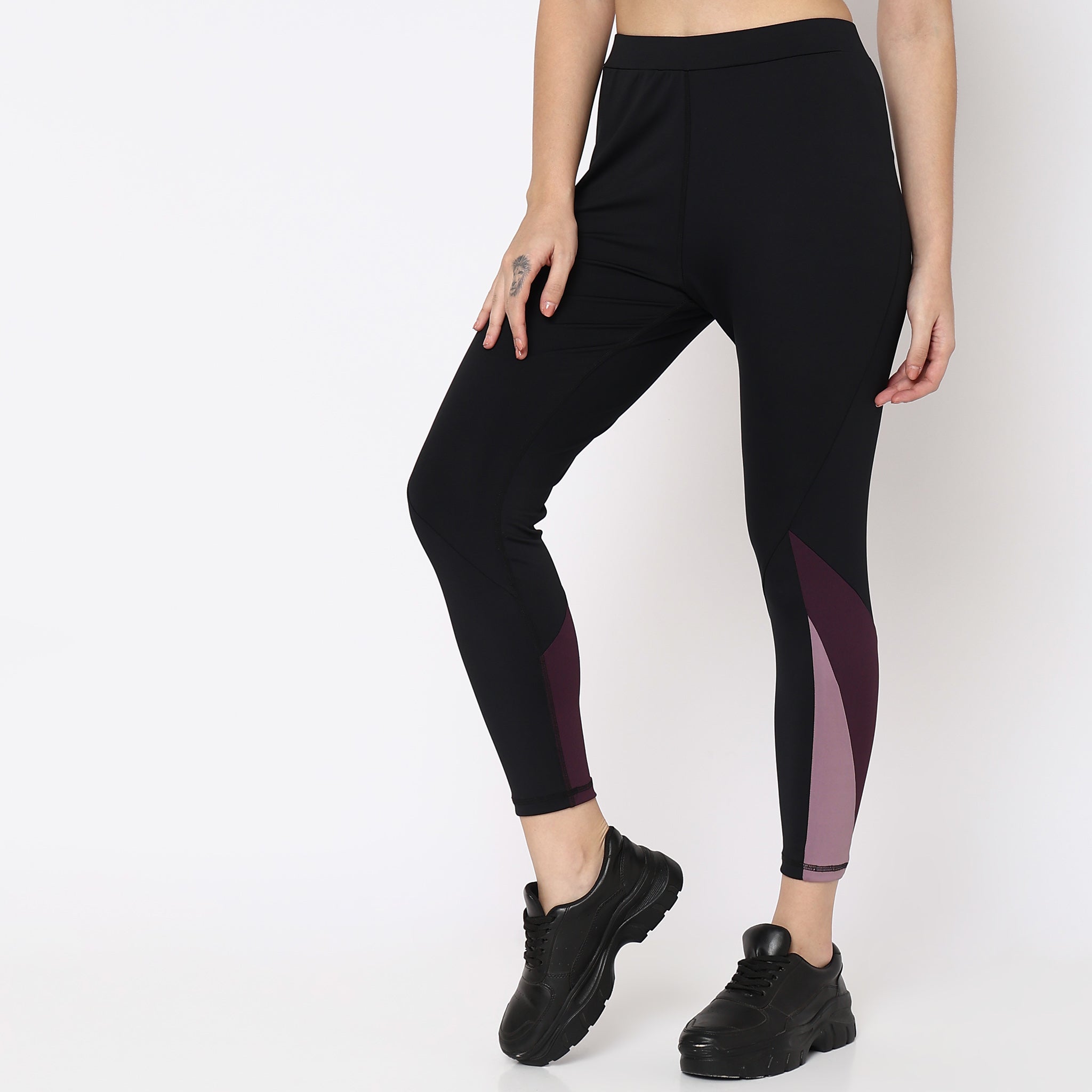 Women Wearing Straight Fit Solid High Rise Jeggings