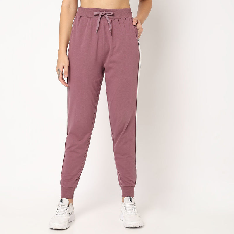 Women Wearing Regular Fit Solid Mid Rise Joggers