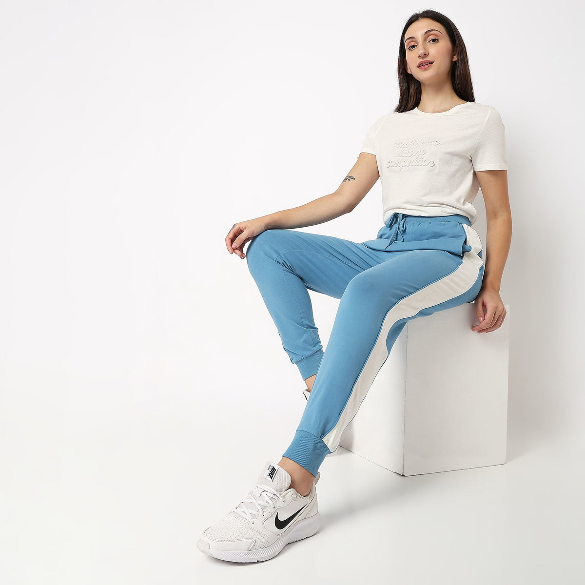 Women Wearing Regular Fit Solid Mid Rise Joggers