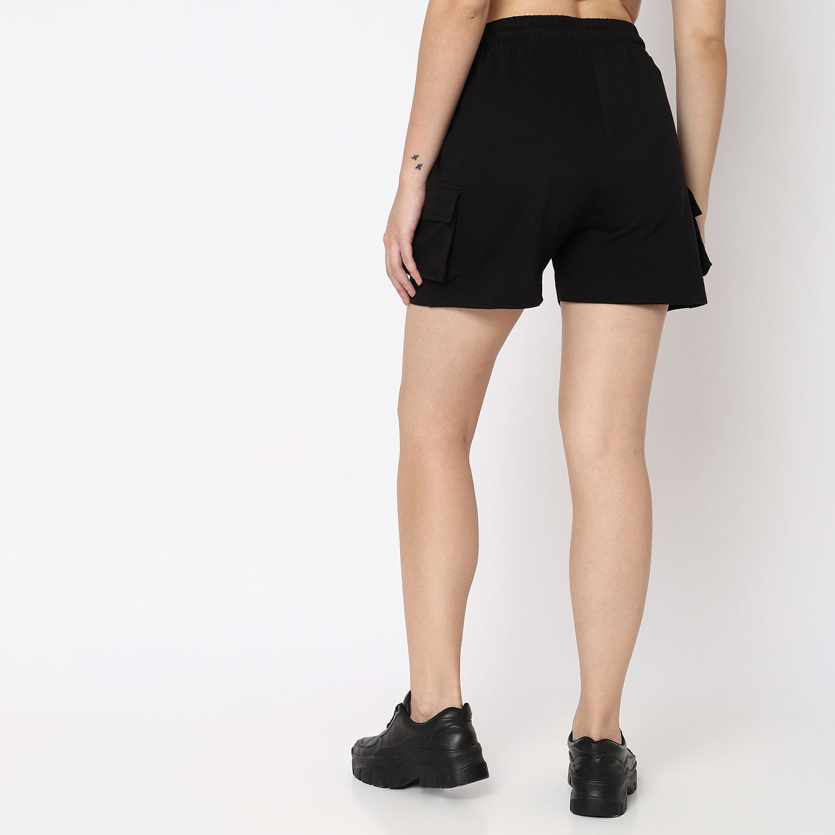 Women Wearing Regular Fit Solid Mid Rise Short