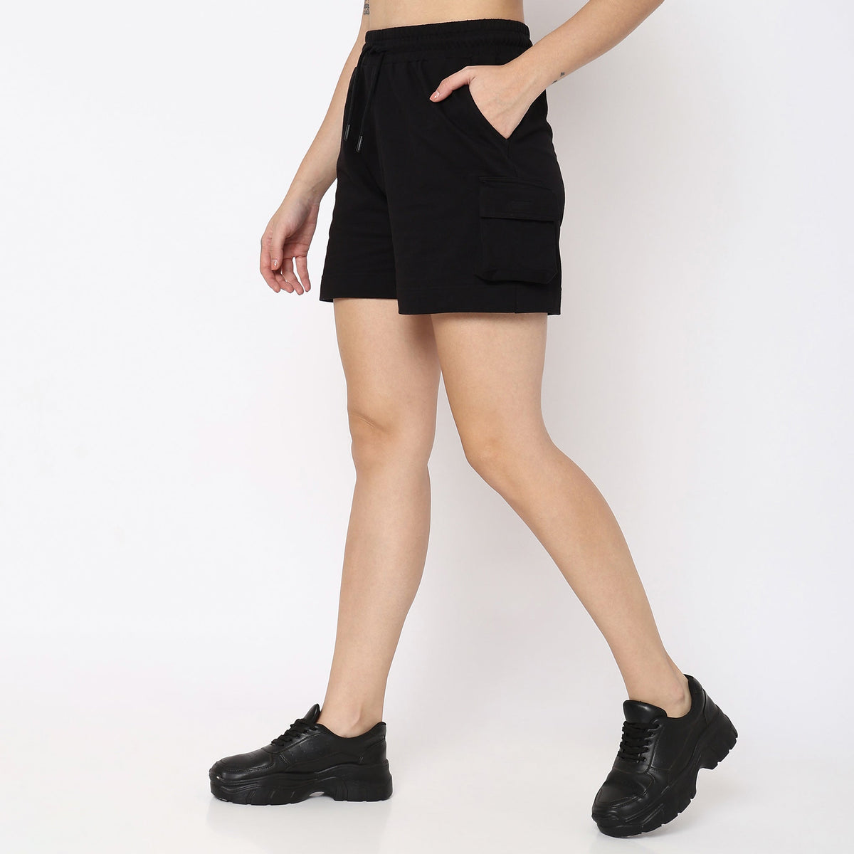 Women Wearing Regular Fit Solid Mid Rise Short