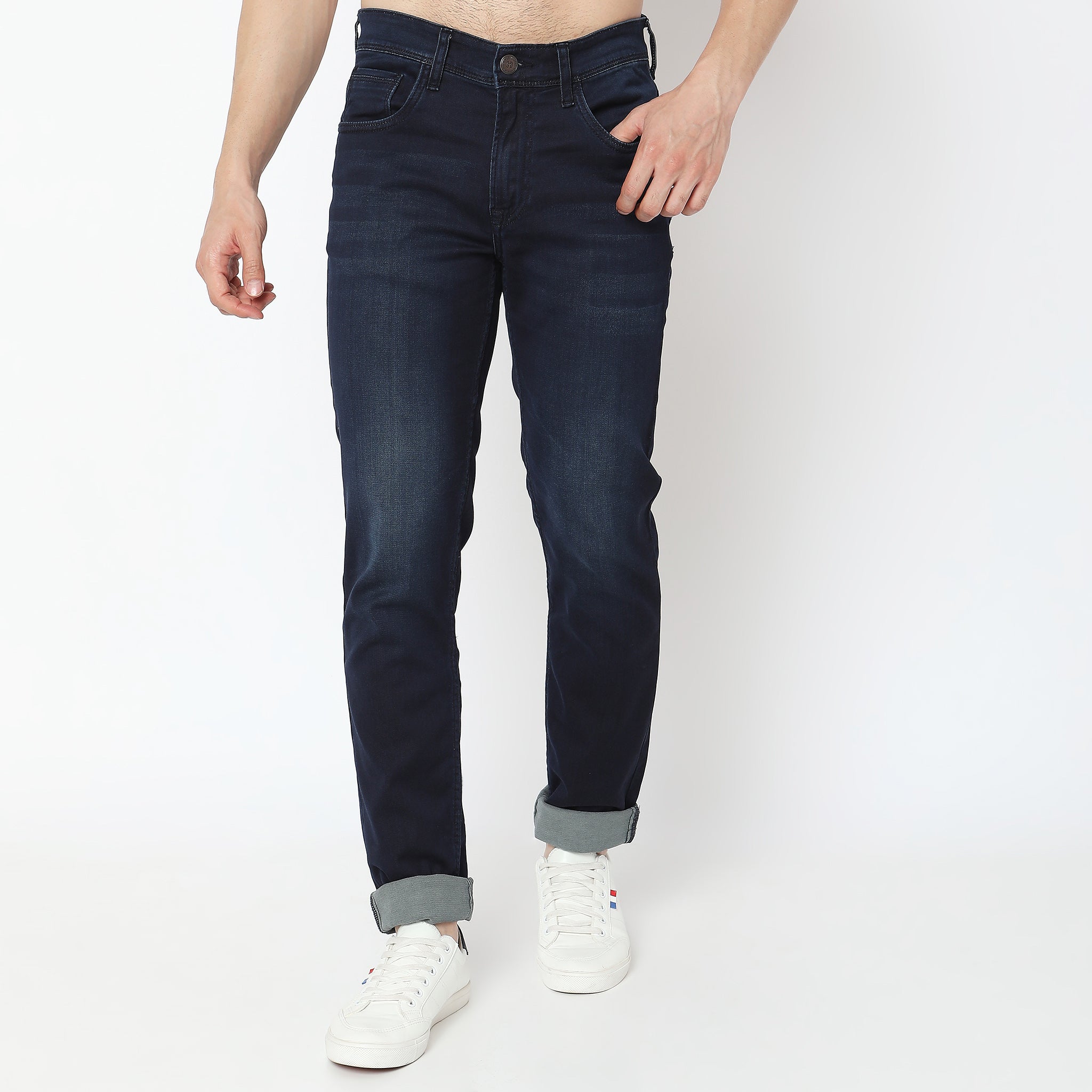 Men Wearing Regular Fit Solid Mid Rise Jean