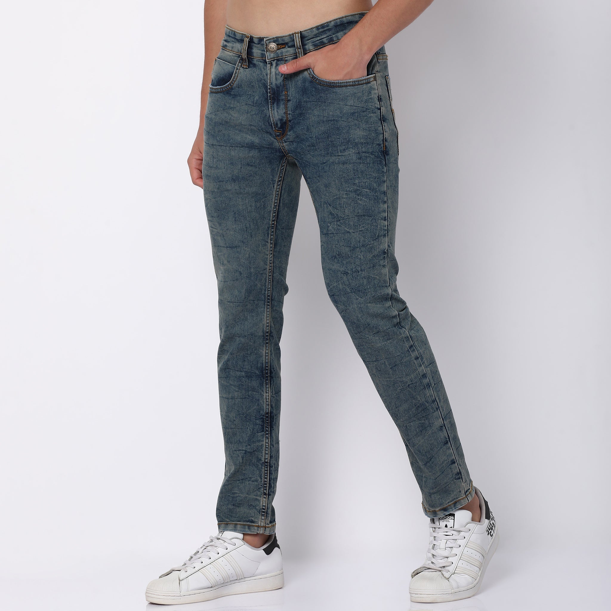 Men Wearing Regular Fit Solid Mid Rise Jean