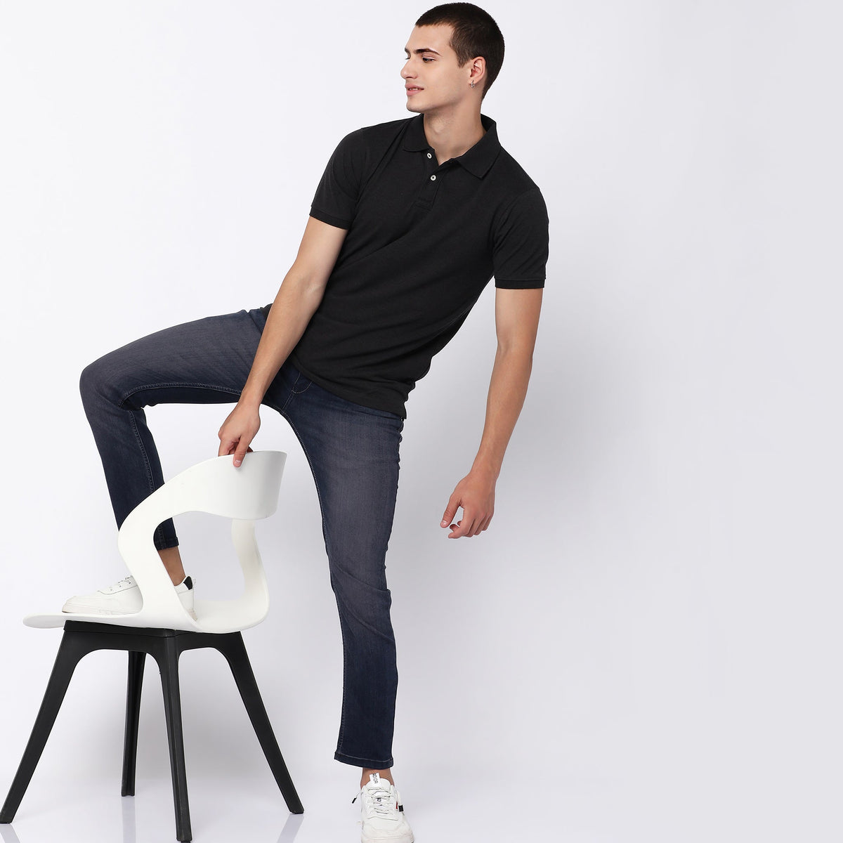 Men Wearing Regular Fit Solid Mid Rise Jean