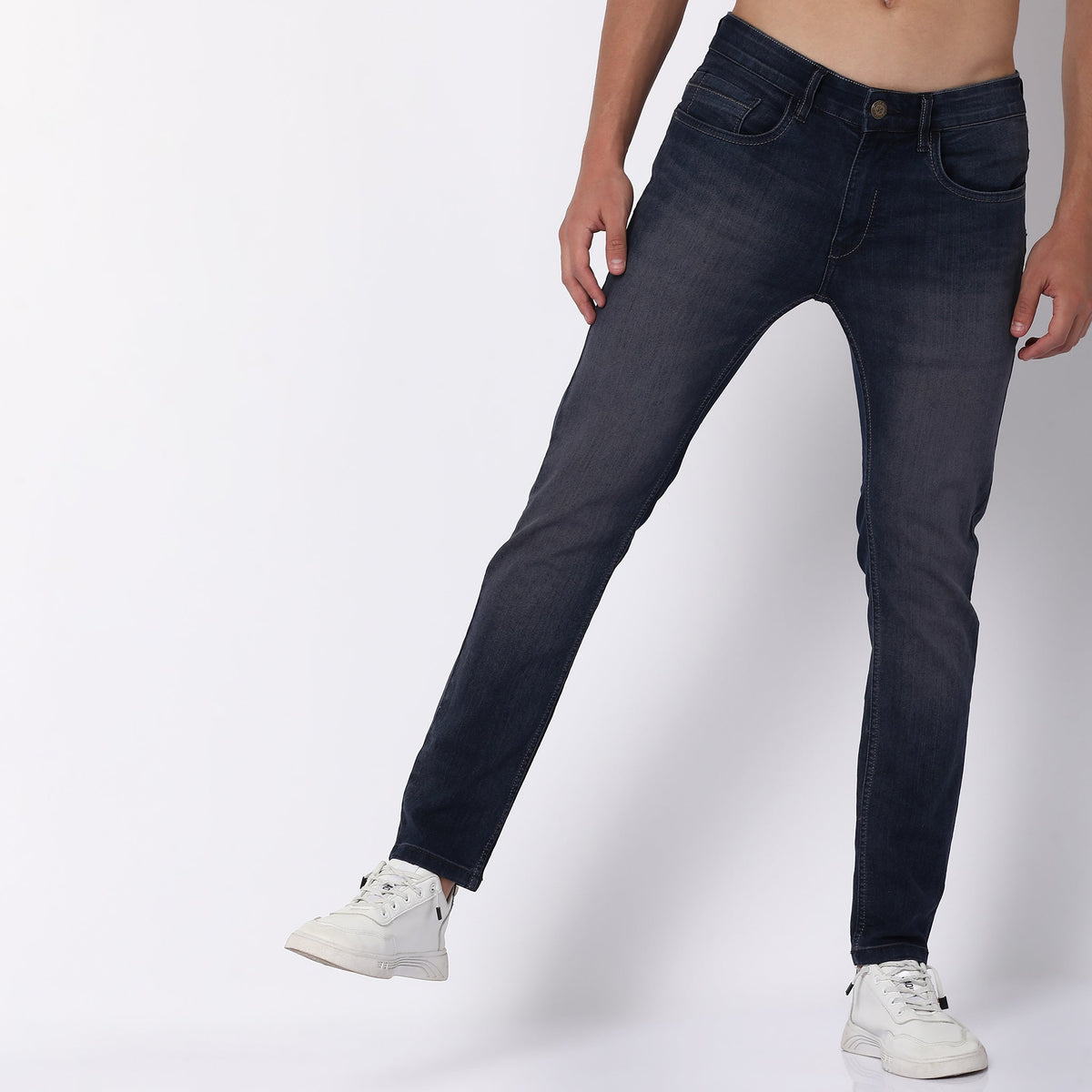 Men Wearing Regular Fit Solid Mid Rise Jean