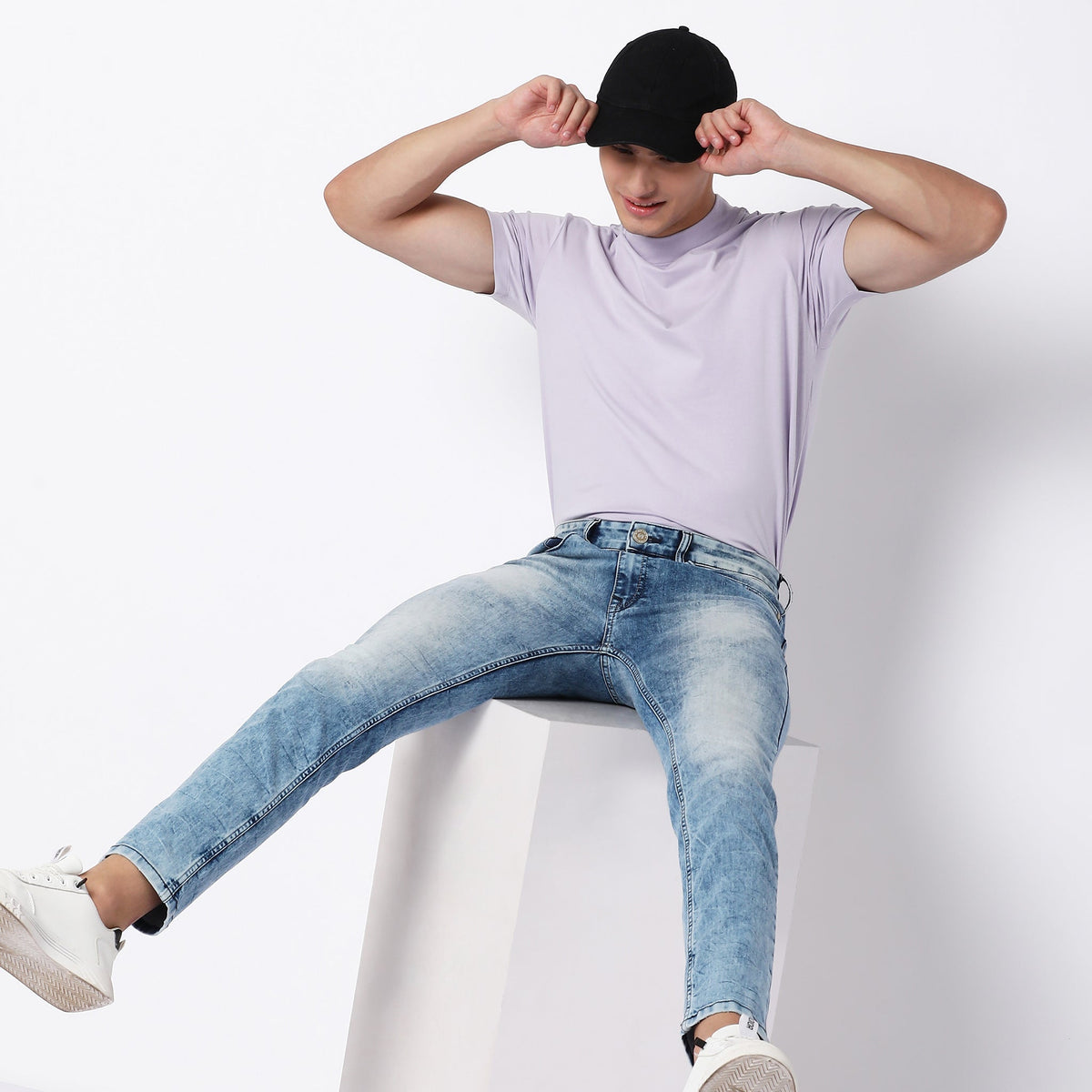 Men Wearing Regular Fit Solid Mid Rise Jean