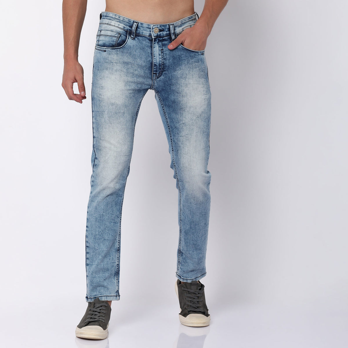 Men Wearing Regular Fit Solid Mid Rise Jean