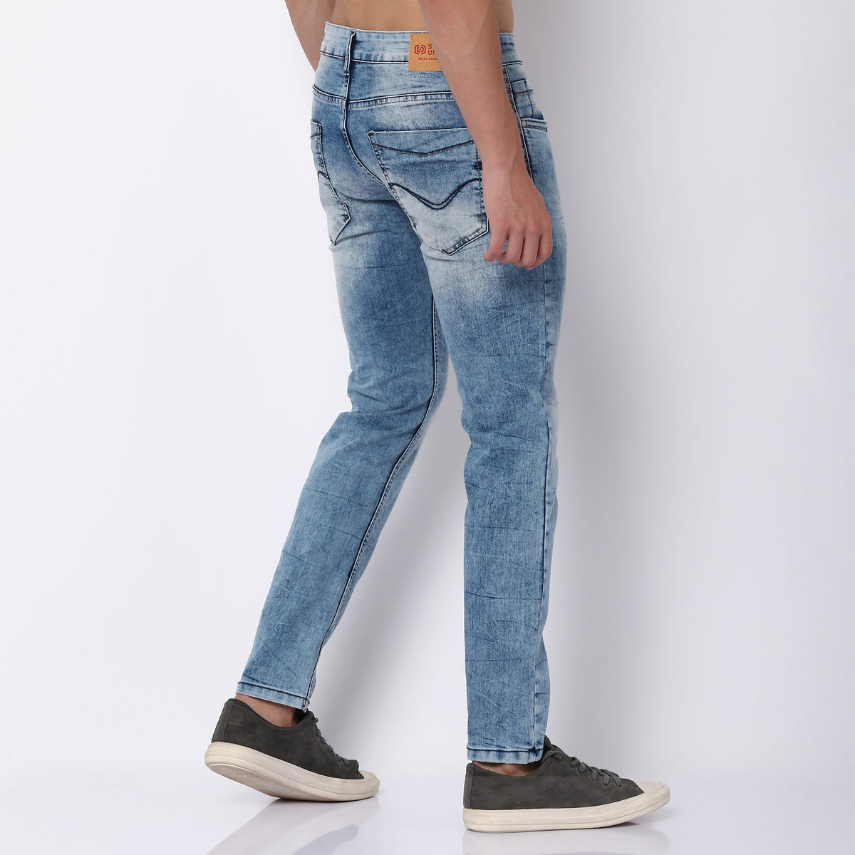 Men Wearing Regular Fit Solid Mid Rise Jean