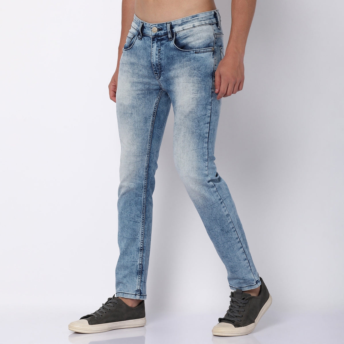 Men Wearing Regular Fit Solid Mid Rise Jean