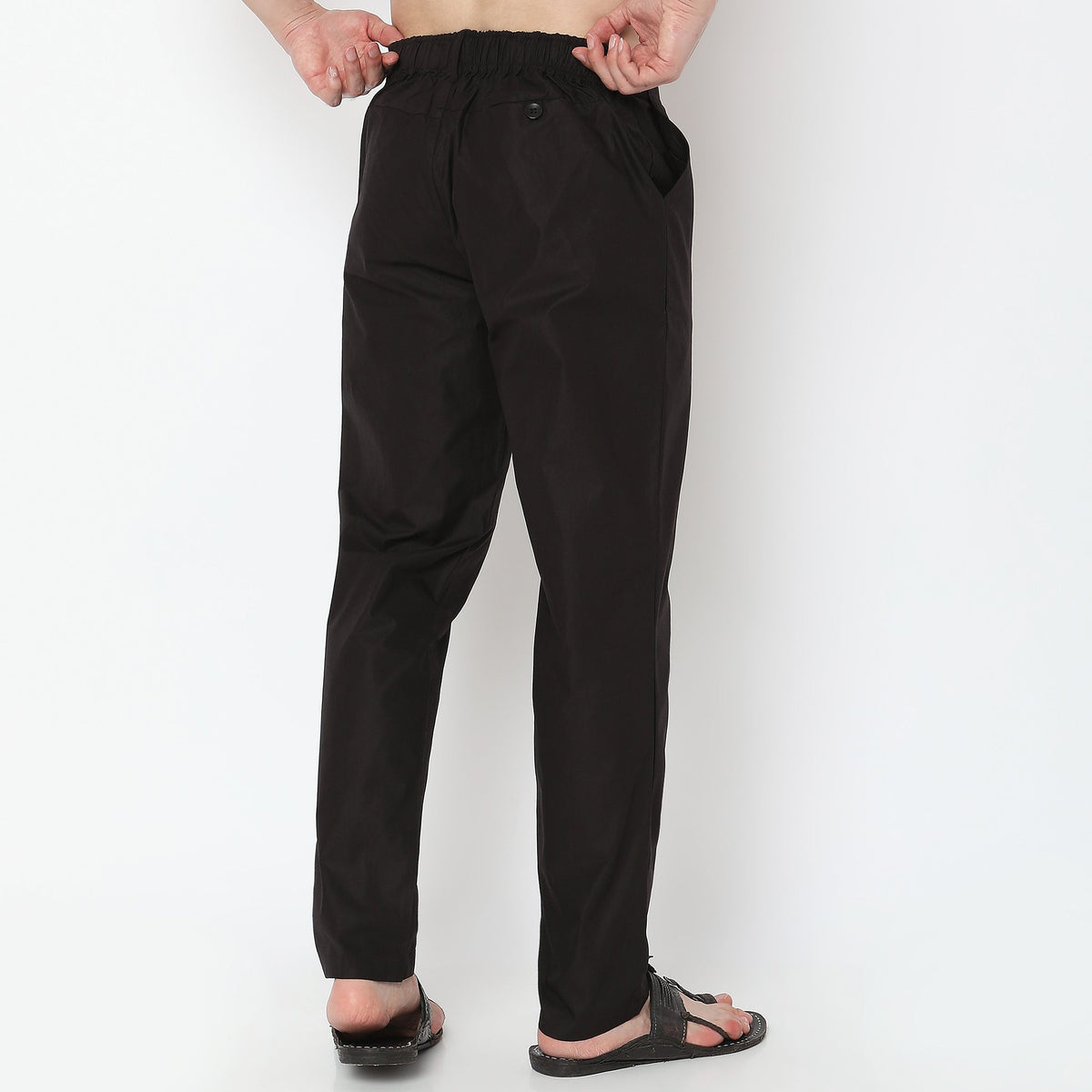 Men Wearing Slim Fit Solid Mid Rise Ethnic Pant