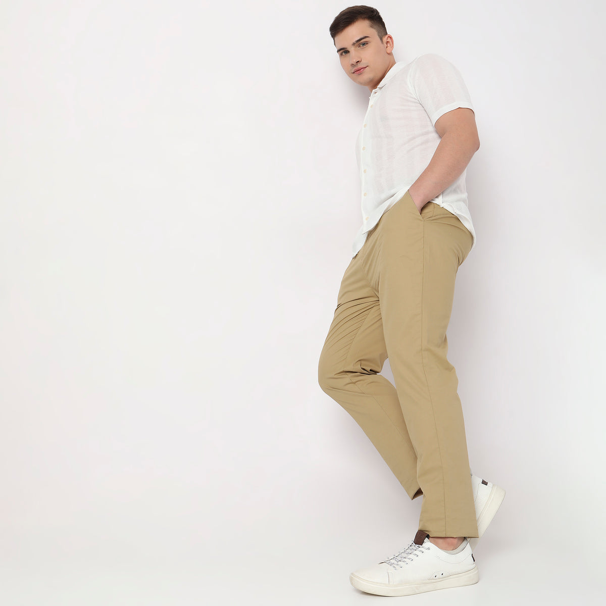 Relaxed Fit Solid Mid Rise Chinos