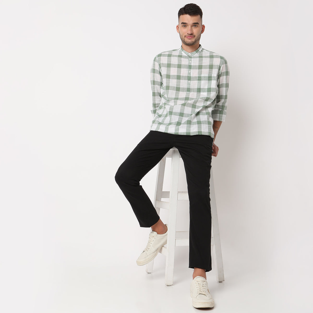 Regular Fit Solid Mid Rise Chinos