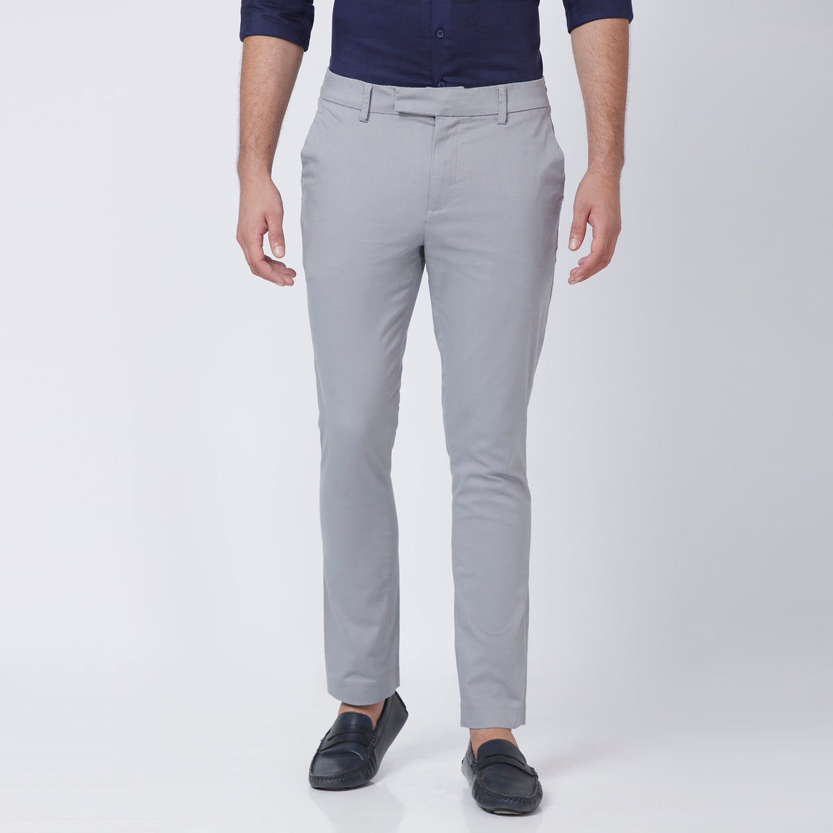 Regular Fit Solid Mid Rise Chinos