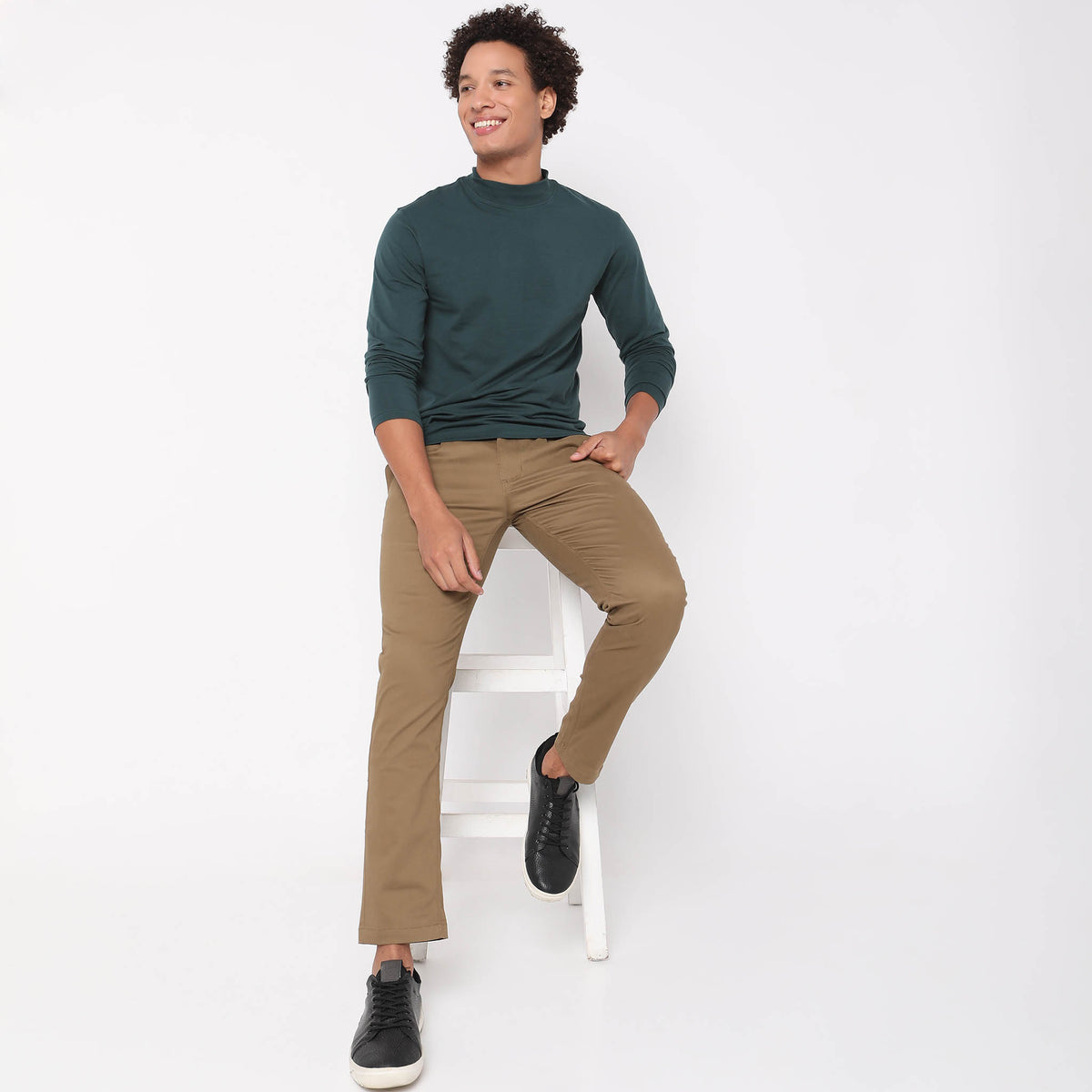 Regular Fit Solid Mid Rise Chinos