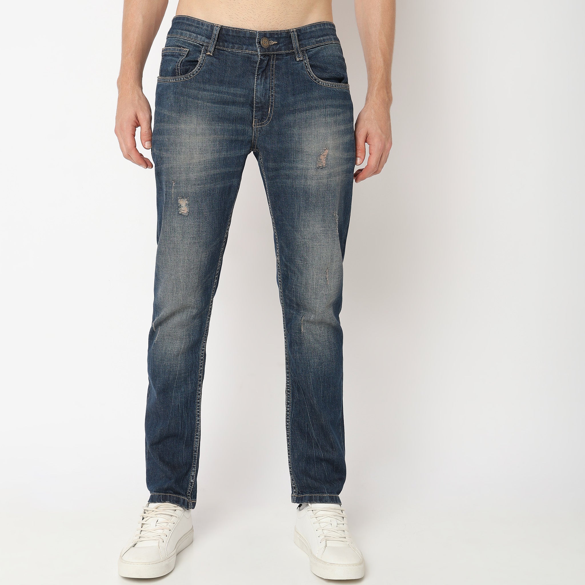 Men Wearing Slim Fit Embellished Low Rise Jean