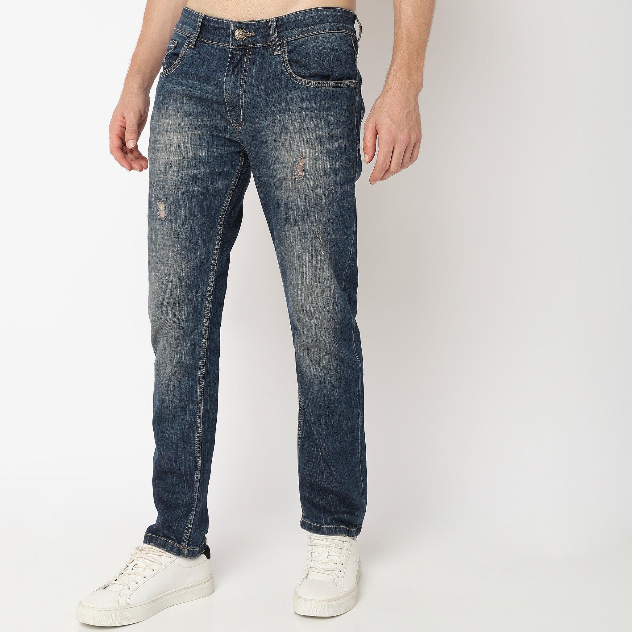 Men Wearing Slim Fit Embellished Low Rise Jean