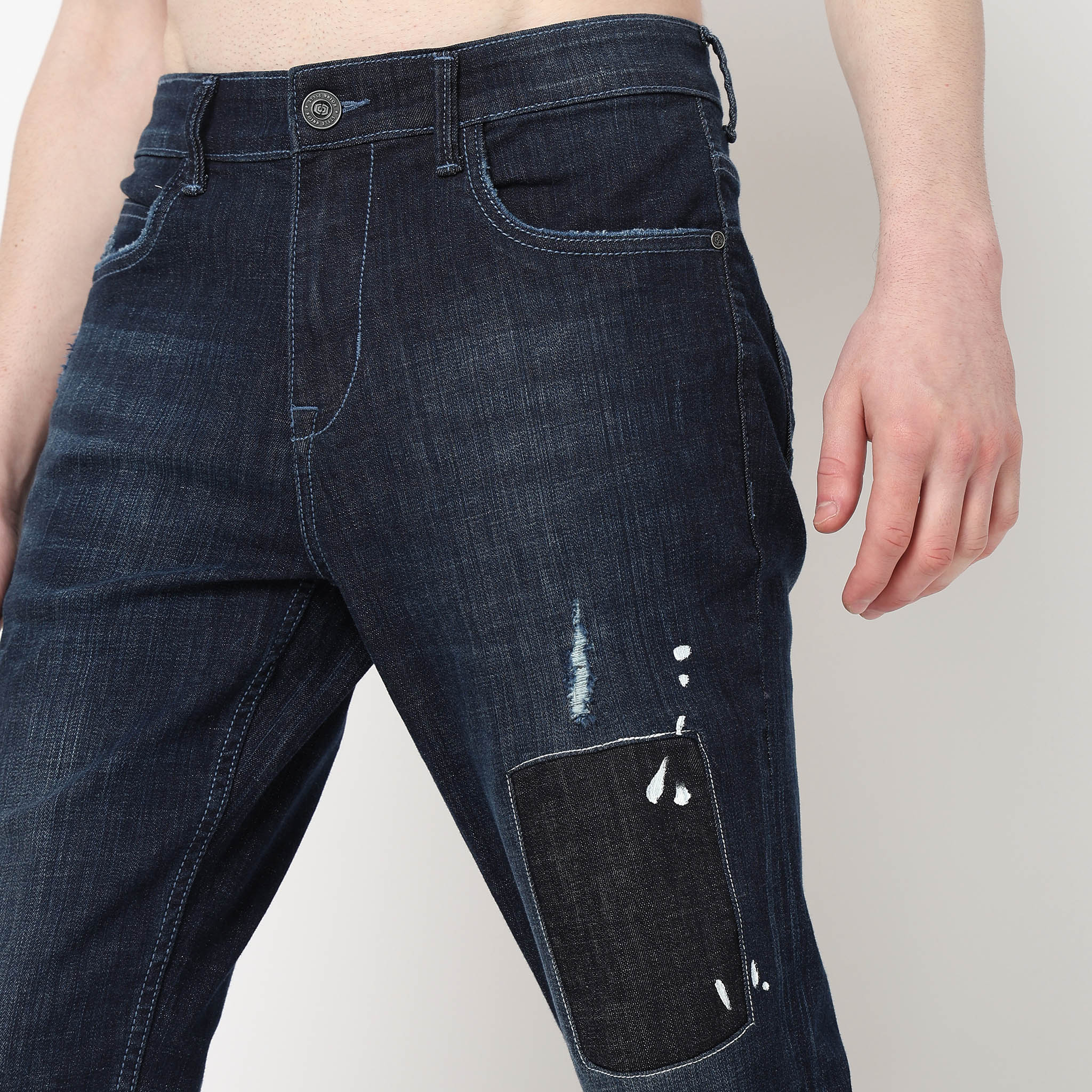 Men Wearing Regular Fit Distressed Low Rise Jean