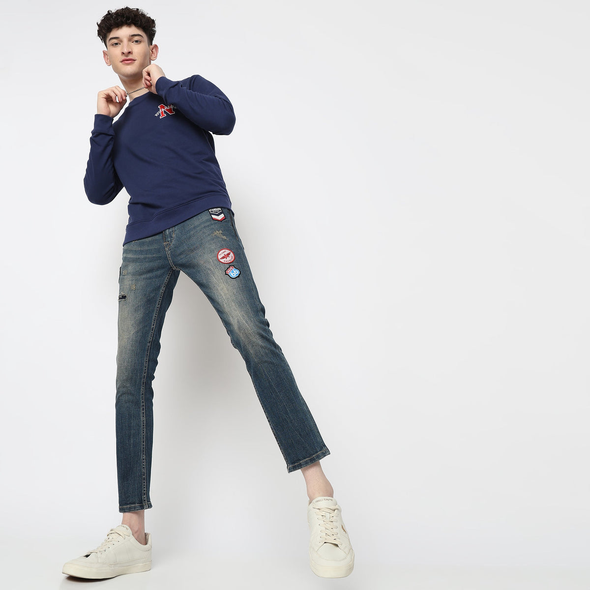 Men Wearing Skinny Fit Distressed Mid Rise Jean