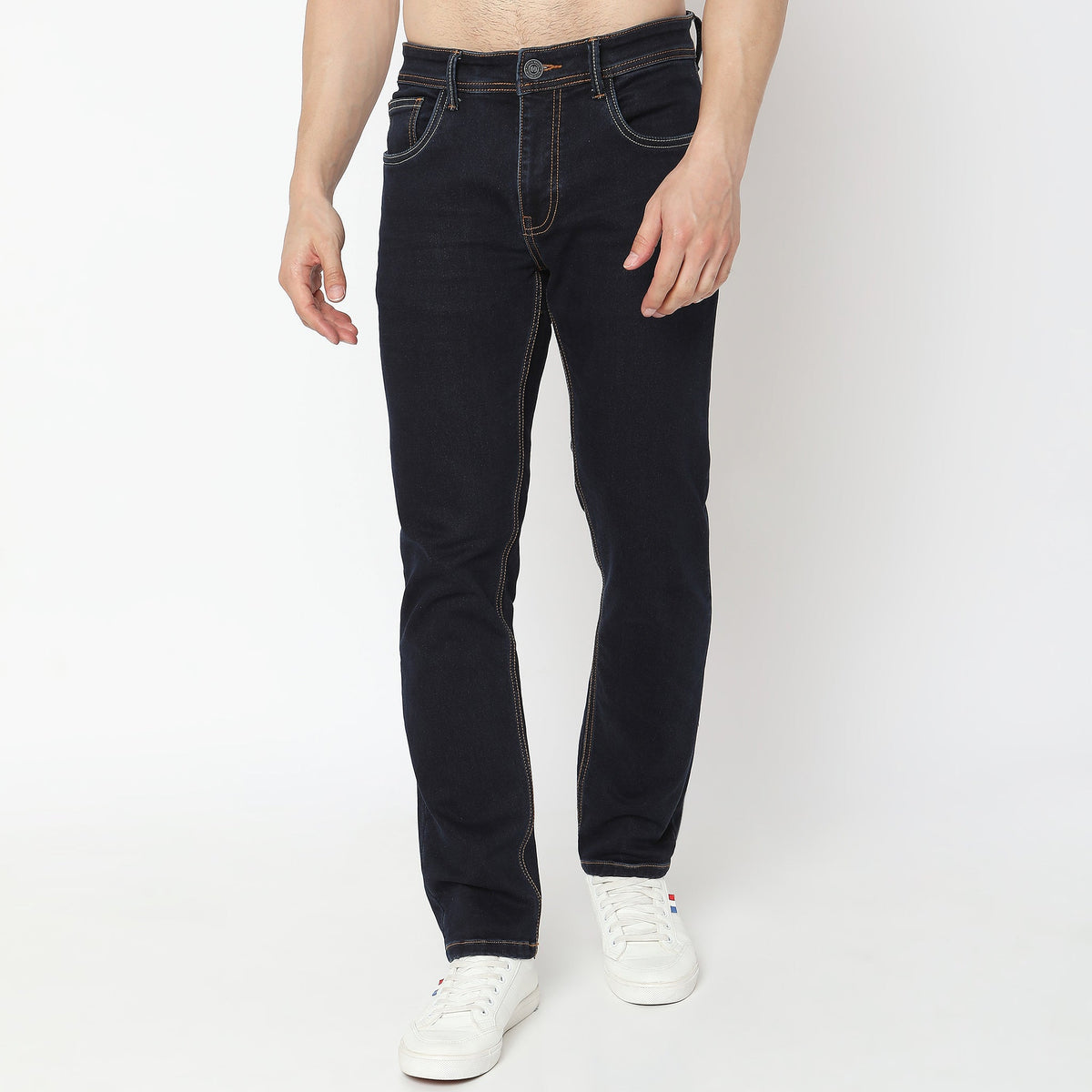 Men Wearing Straight Fit Solid Mid Rise Jean