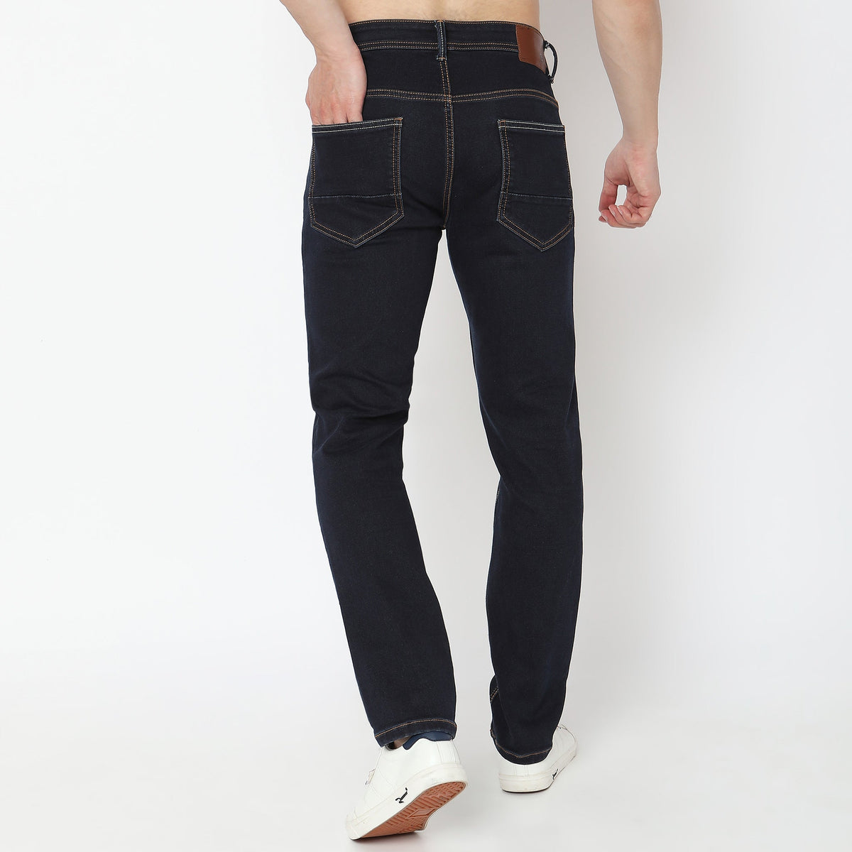 Men Wearing Straight Fit Solid Mid Rise Jean