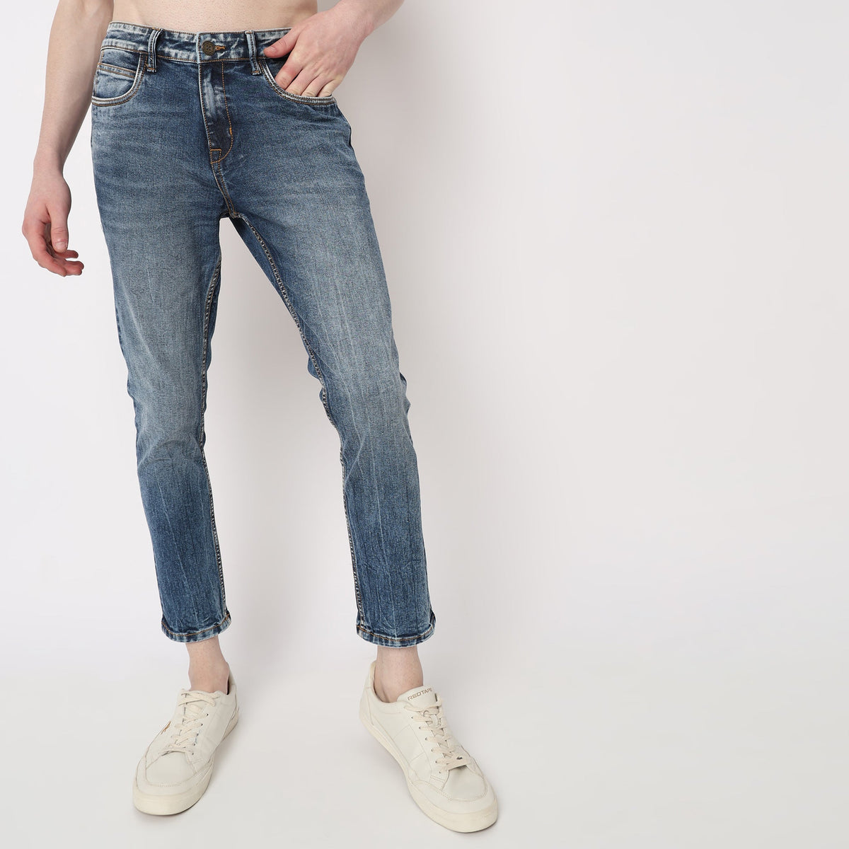 Men Wearing Skinny Fit Solid Mid Rise Jean