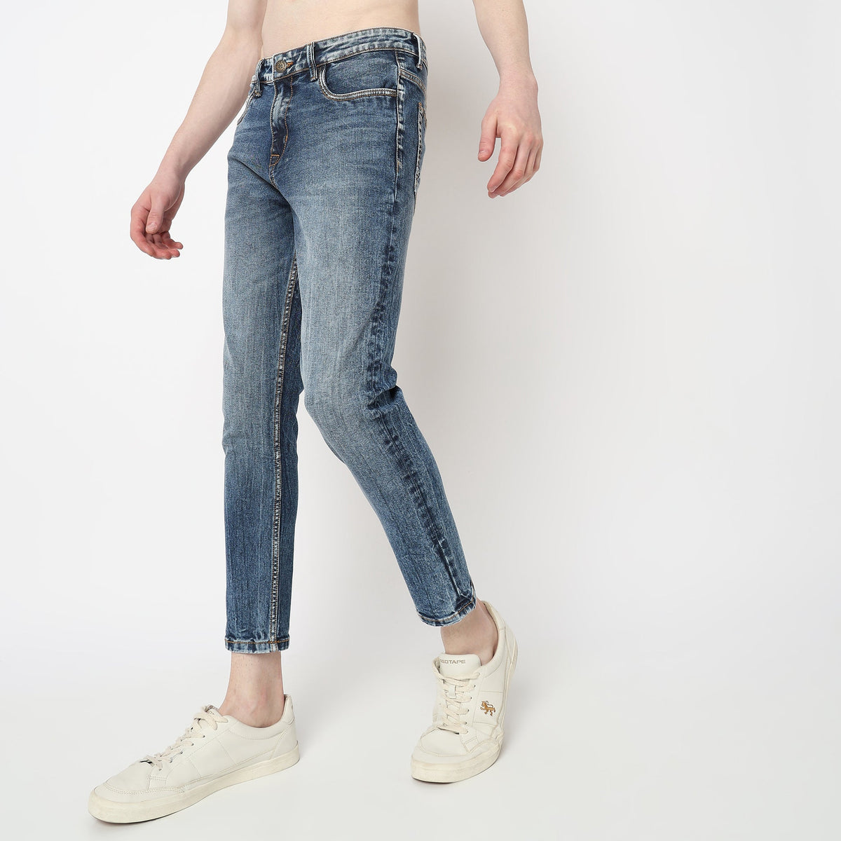 Men Wearing Skinny Fit Solid Mid Rise Jean