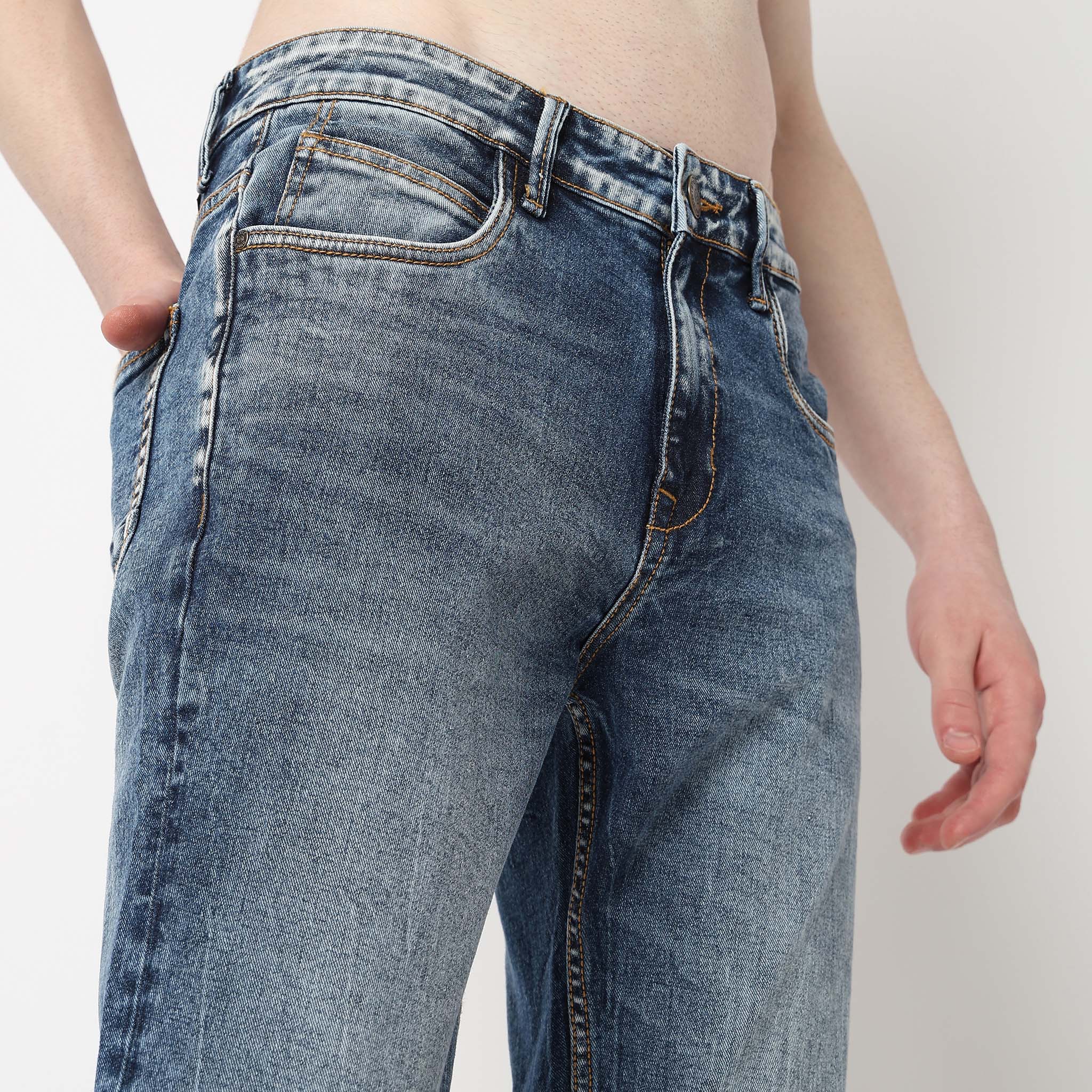 Men Wearing Skinny Fit Solid Mid Rise Jean