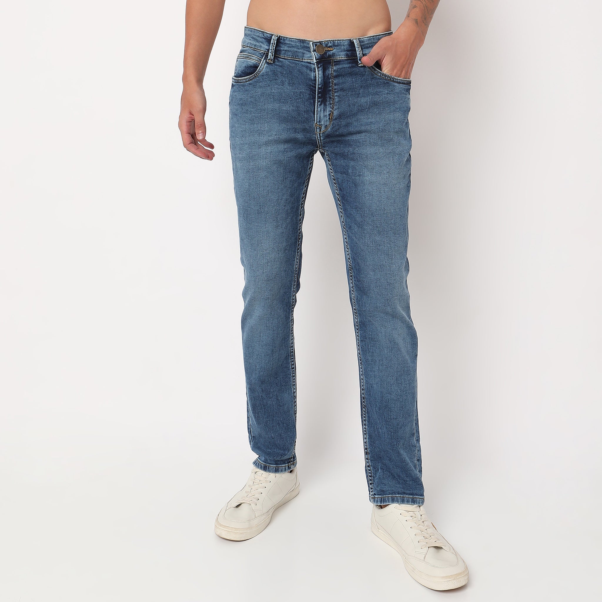Men Wearing Straight Fit Solid Mid Rise Jean