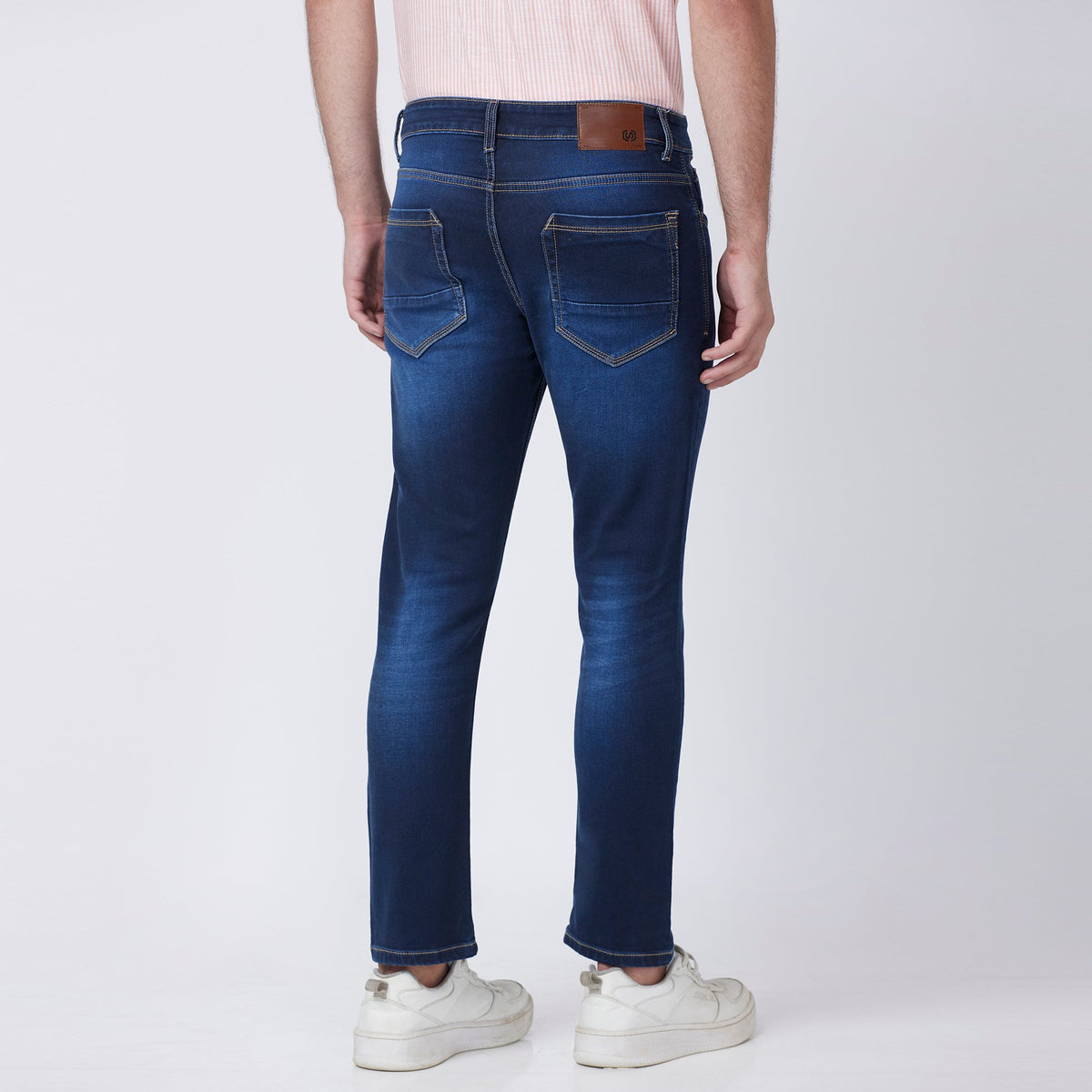 Men Wearing Skinny Fit Solid Mid Rise Jean