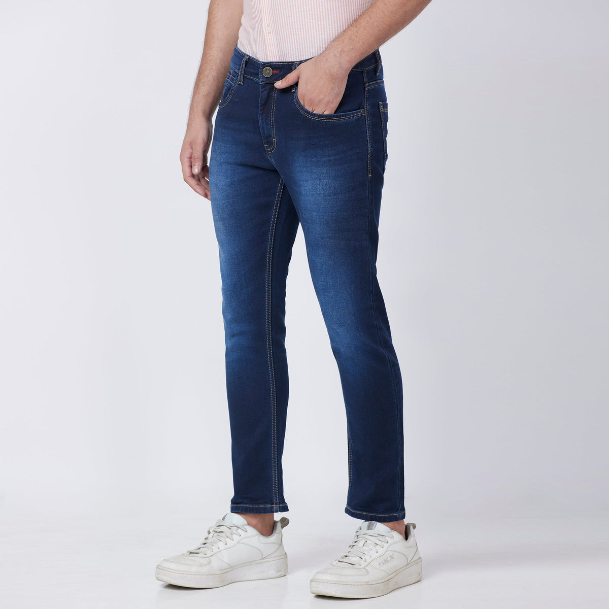 Men Wearing Skinny Fit Solid Mid Rise Jean