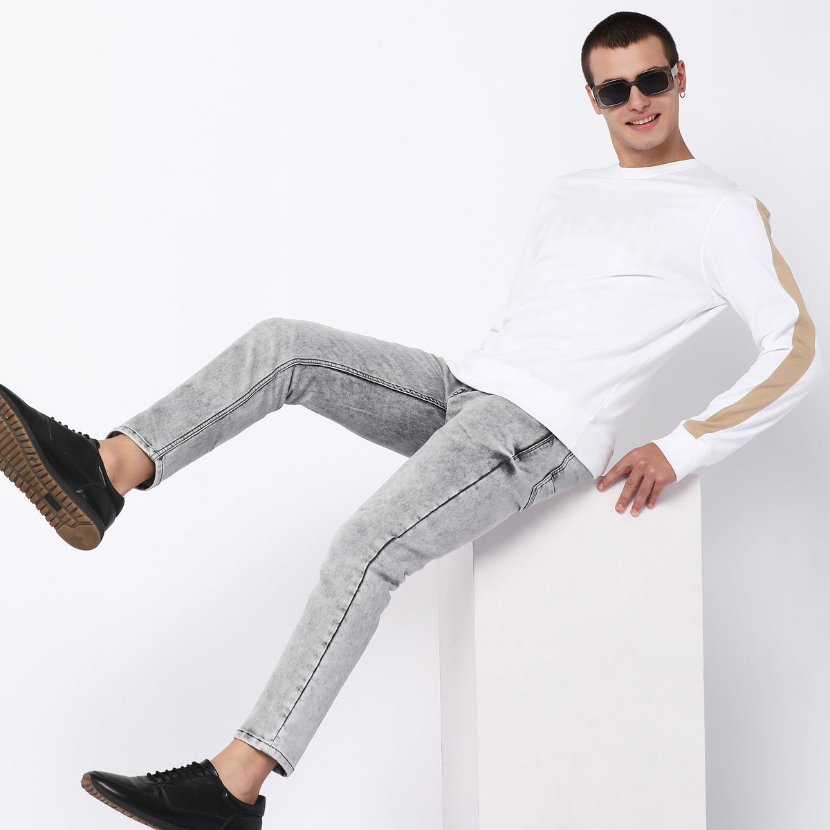 Men Wearing Skinny Fit Solid Mid Rise Jean