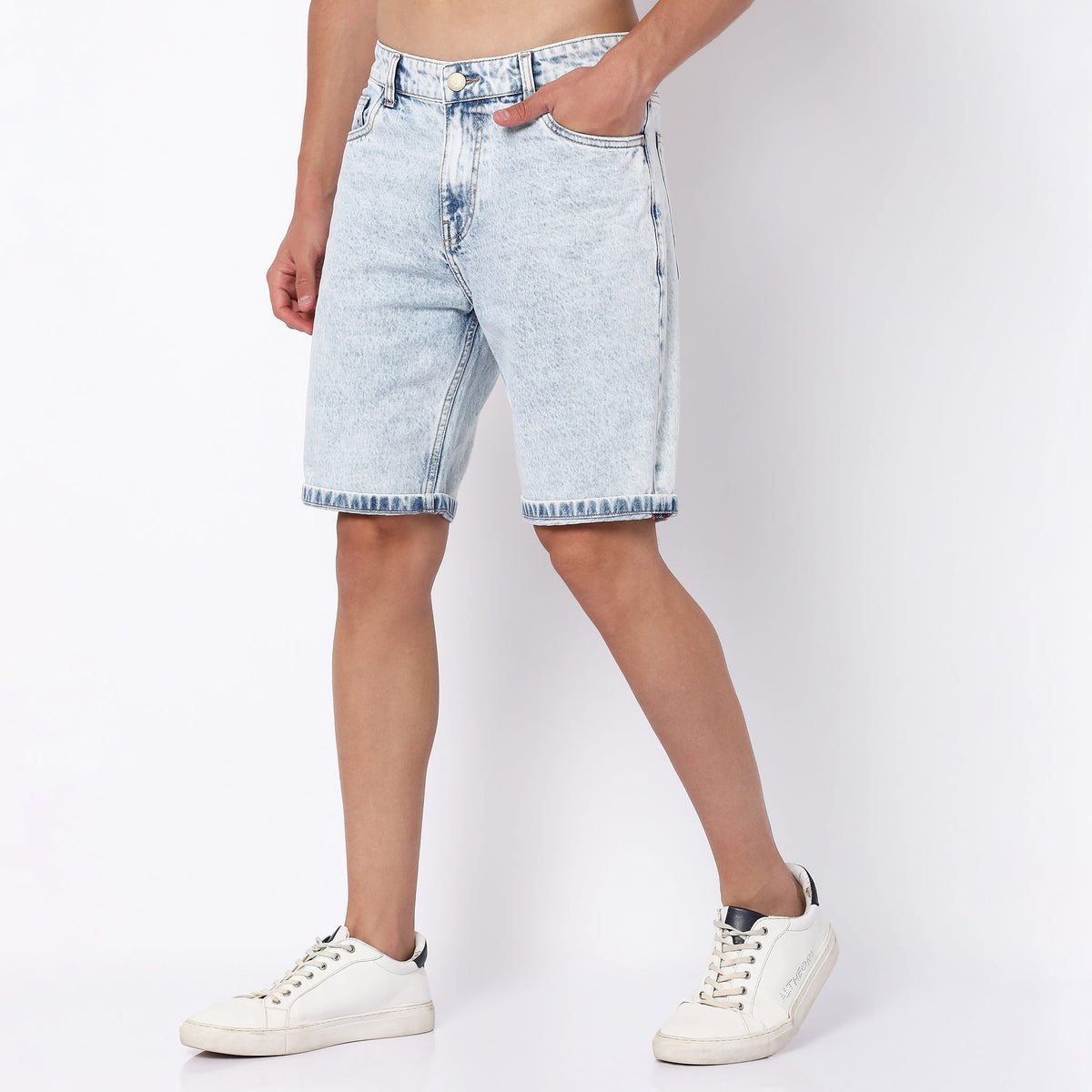 Men Wearing Regular Fit Distressed Low Rise Short