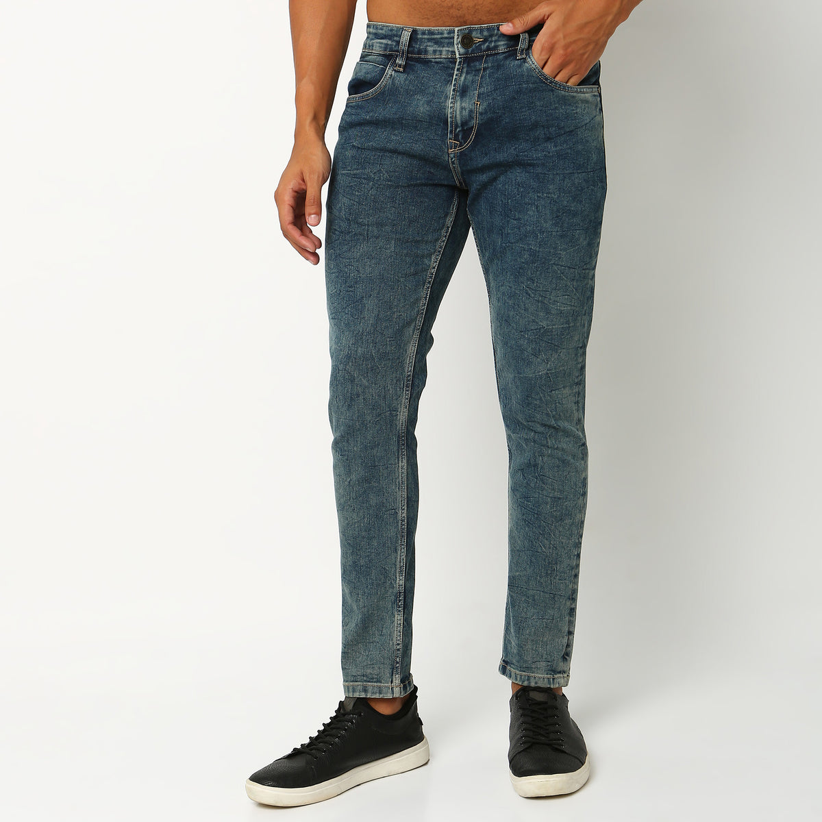 Men Wearing Skinny Comfort Solid Mid Rise Jeans