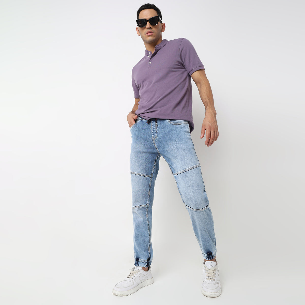 Regular Fit Solid Mid Rise Jeans