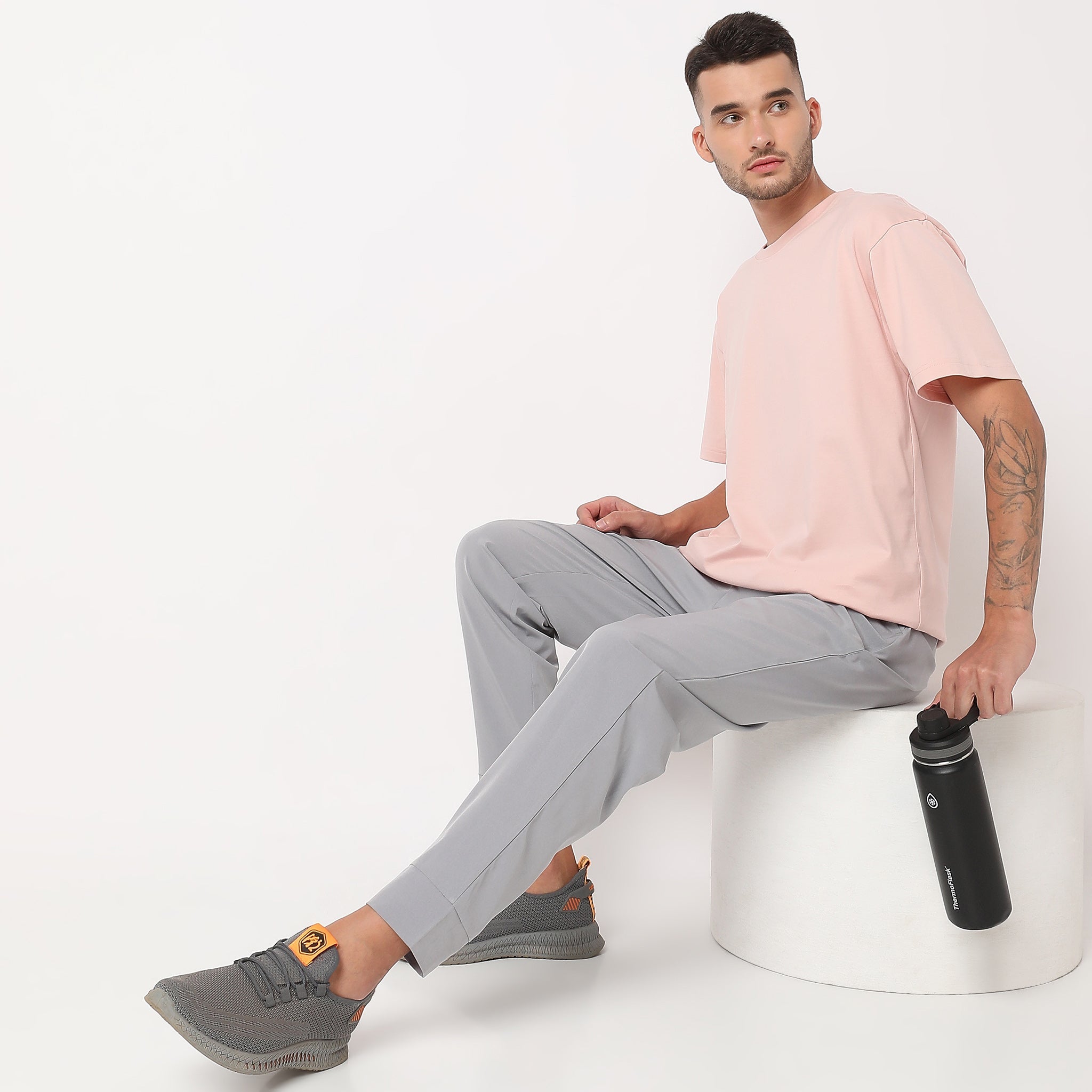 Men Wearing Regular Fit Solid Mid Rise Joggers