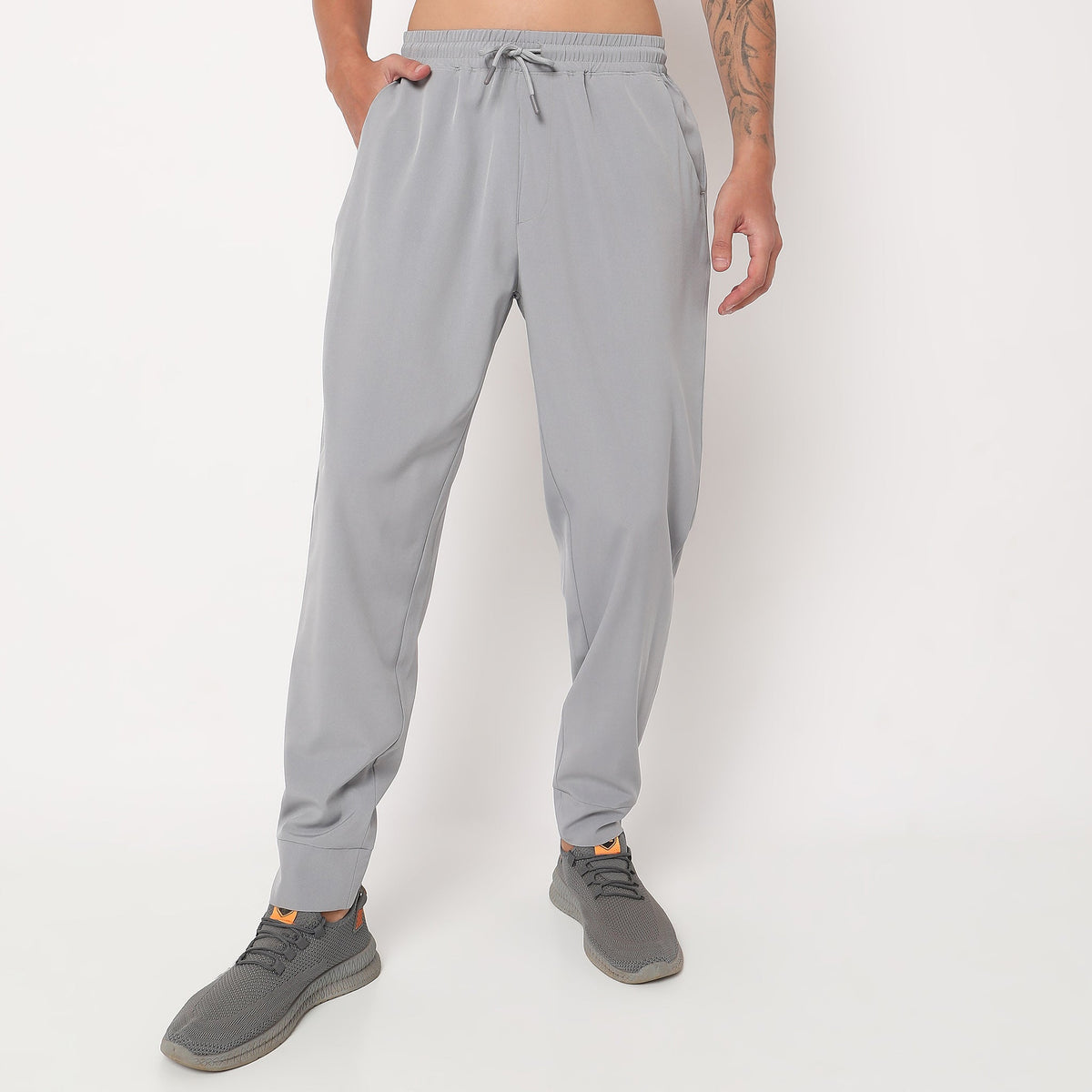 Men Wearing Regular Fit Solid Mid Rise Joggers