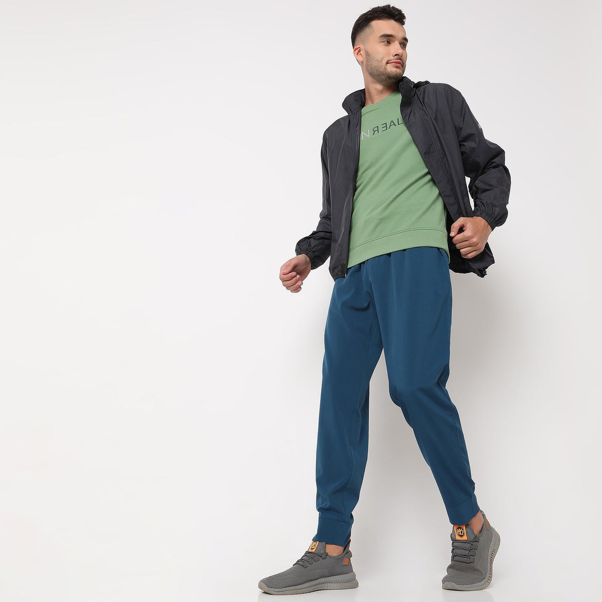 Men Wearing Regular Fit Solid Mid Rise Joggers