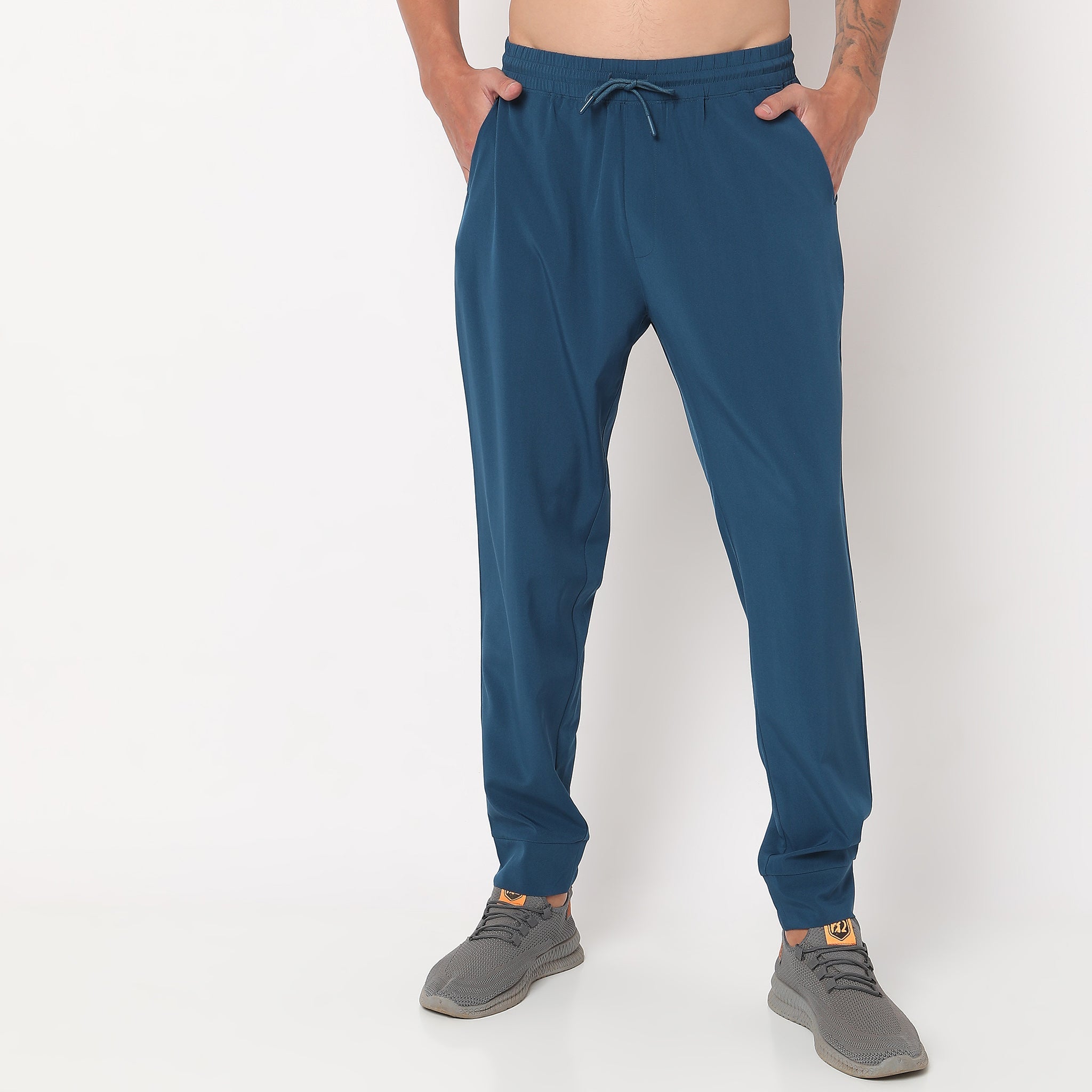 Men Wearing Regular Fit Solid Mid Rise Joggers