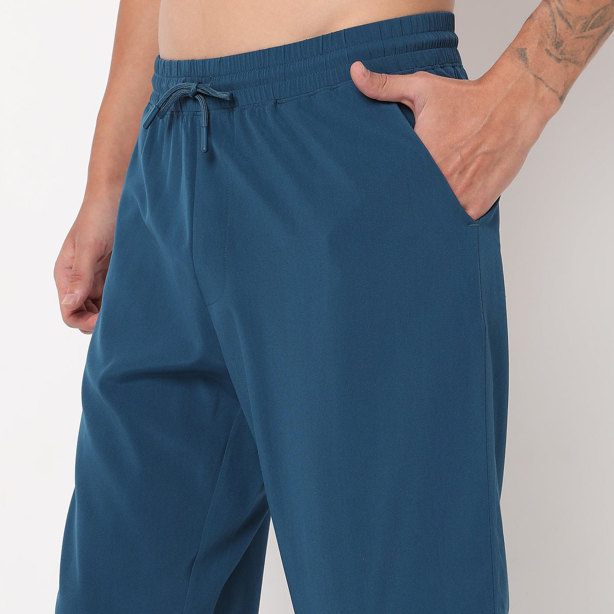 Men Wearing Regular Fit Solid Mid Rise Joggers