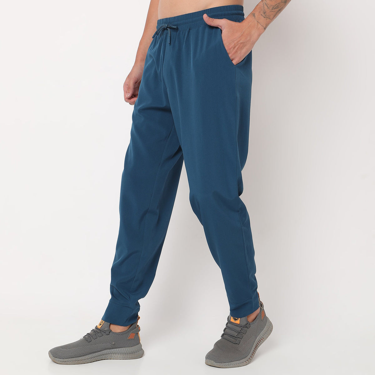 Men Wearing Regular Fit Solid Mid Rise Joggers