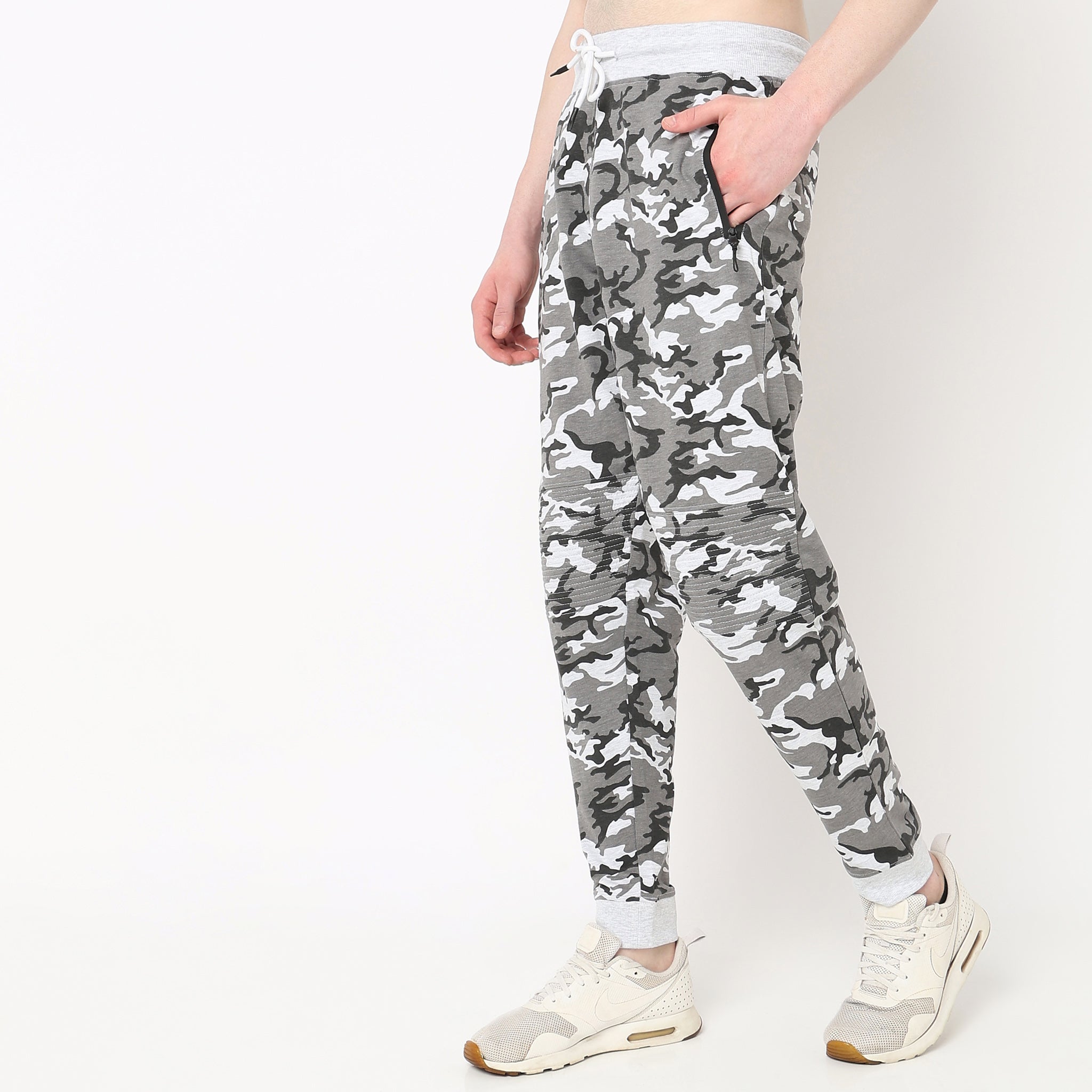 Men Wearing Regular Fit Camouflage Mid Rise Joggers